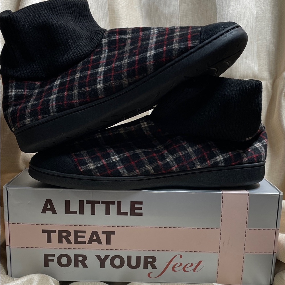 Men’s Warm and Cozy Plaid Slippers Size 9/10 NWT